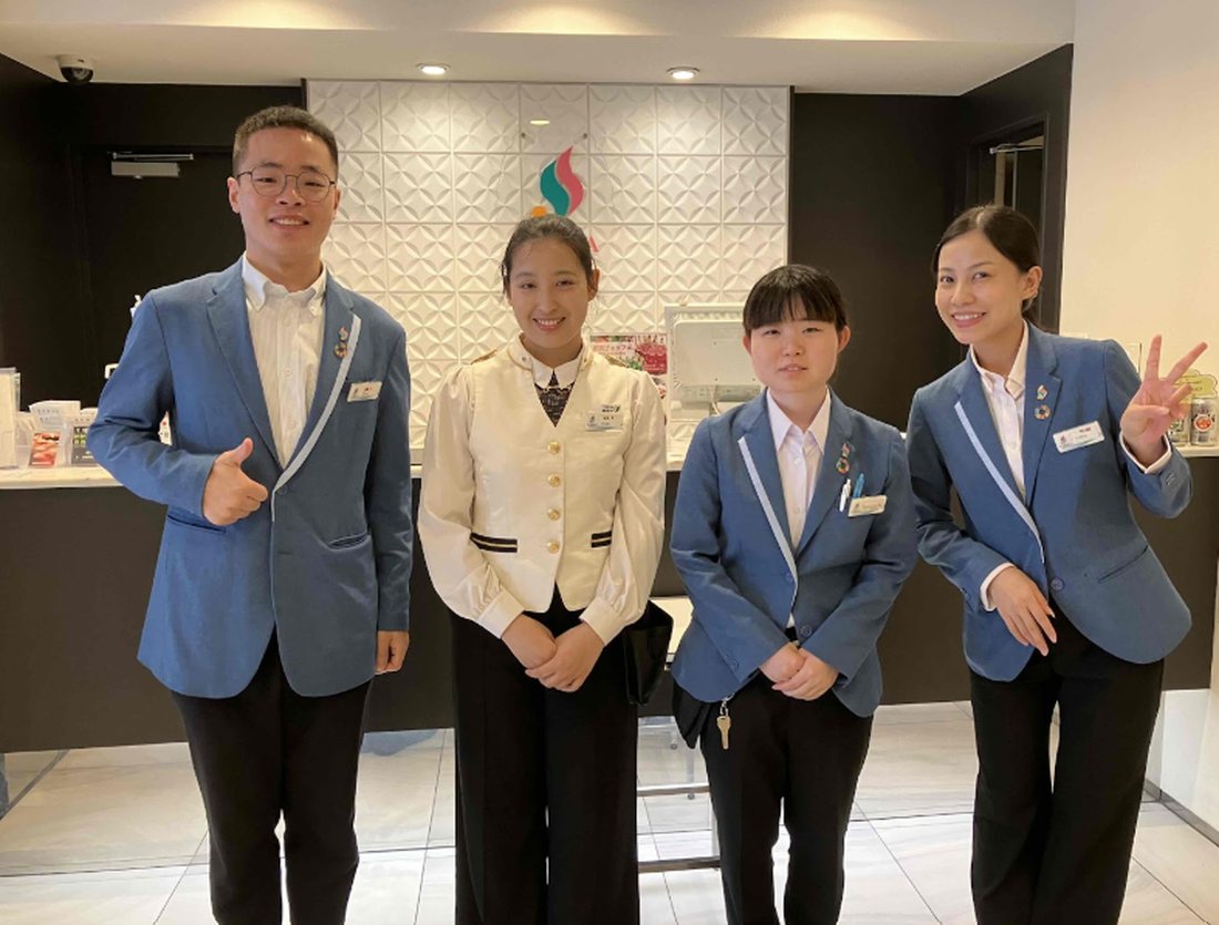 フロントで働くスタッフ